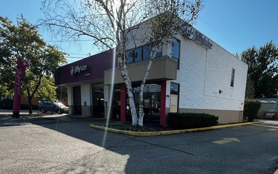 8395 Beechmont Ave, Cincinnati, OH à vendre - Photo du bâtiment - Image 2 de 2