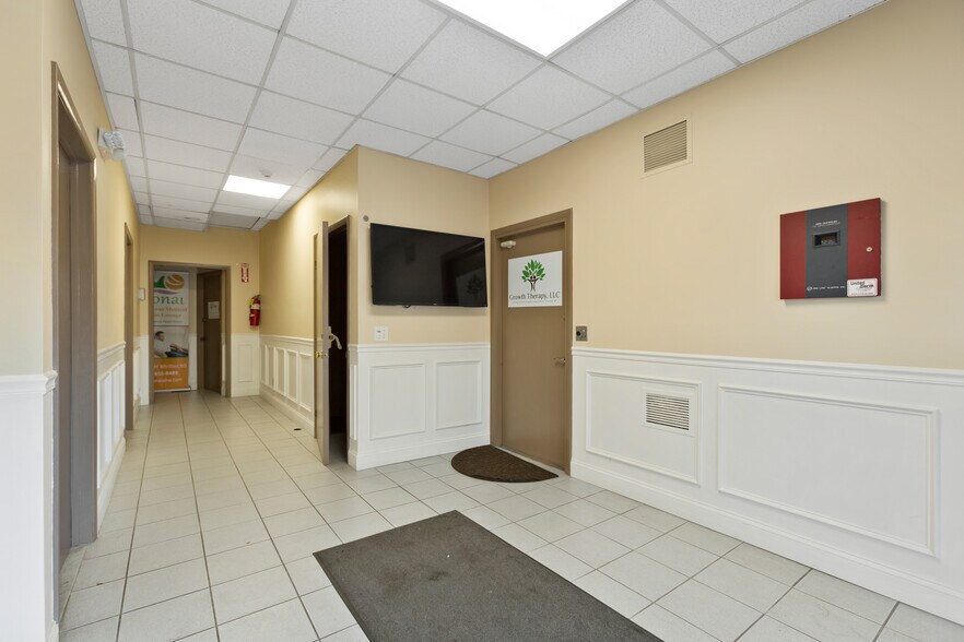 887 Main St, Monroe, CT à louer - Photo du bâtiment - Image 3 de 25