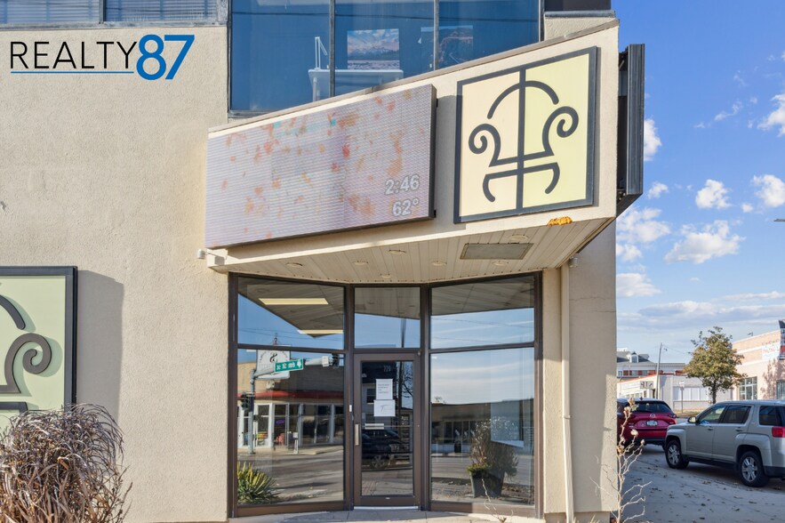 724 3rd Ave SE, Cedar Rapids, IA à vendre - Photo du bâtiment - Image 3 de 44