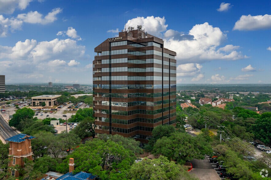 8122 Datapoint Dr, San Antonio, TX à louer - Photo du bâtiment - Image 2 de 25