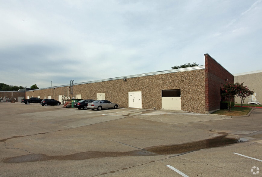 1611 N Interstate 35E, Carrollton, TX à louer - Photo du bâtiment - Image 3 de 14