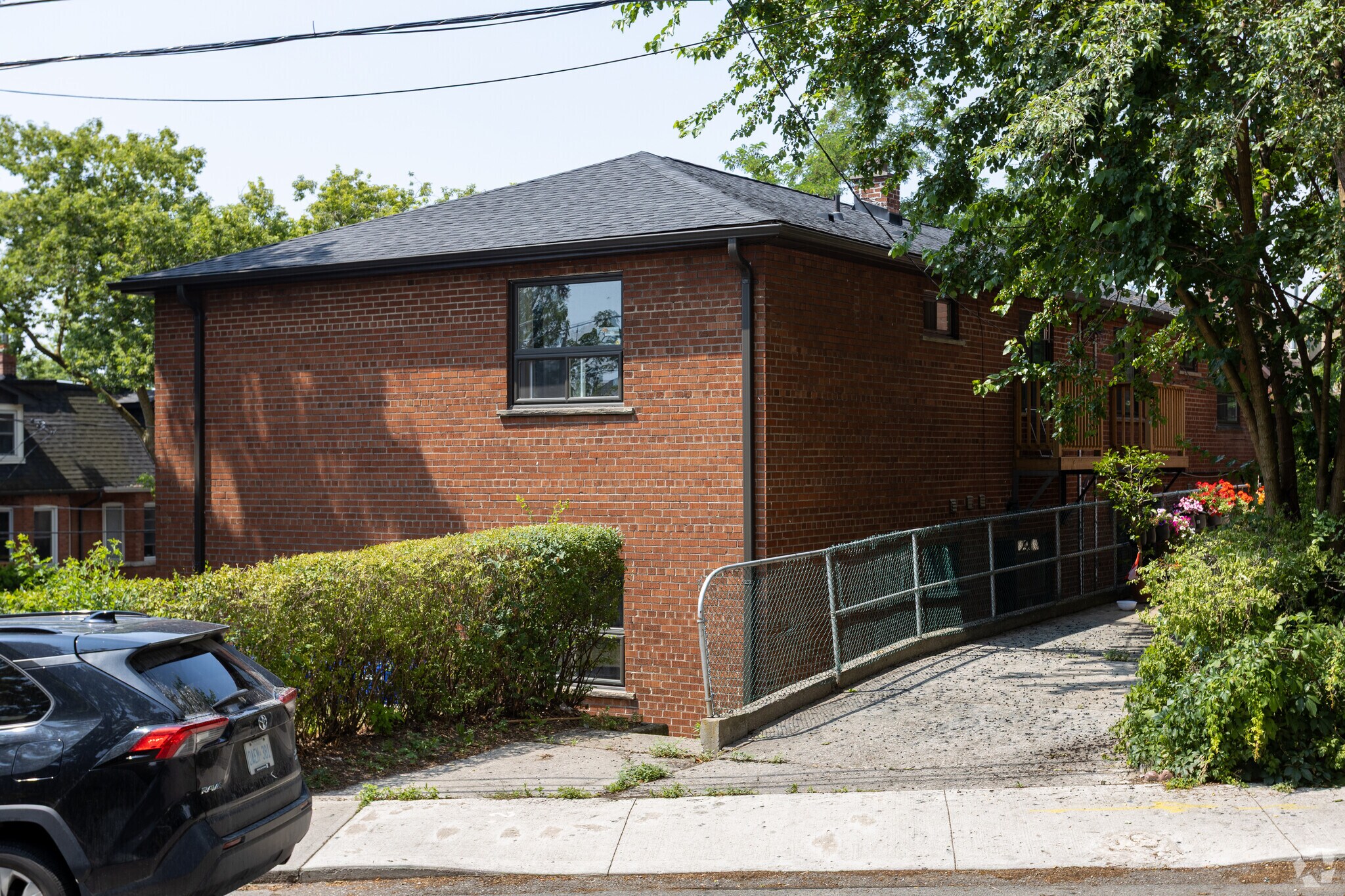 24 Indian Road Cres, Toronto, ON à vendre Photo principale- Image 1 de 3