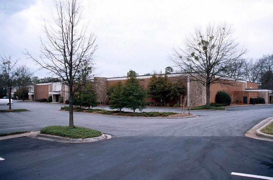 4565-4575 Winters Chapel Rd, Atlanta, GA for lease - Building Photo - Image 3 of 15