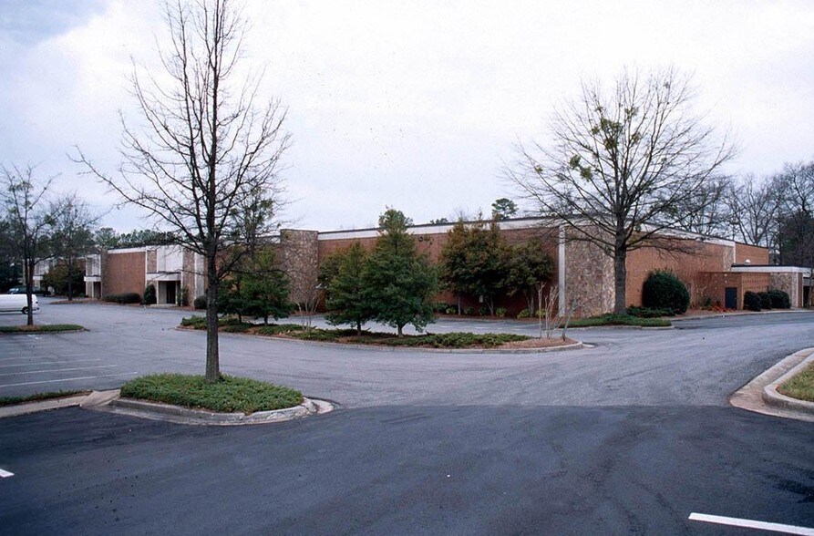 4565-4575 Winters Chapel Rd, Atlanta, GA à louer - Photo du bâtiment - Image 3 de 10