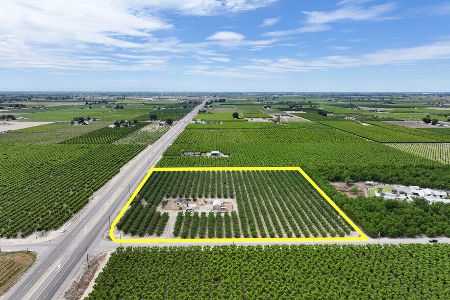 13910 E Mountain View Ave, Kingsburg, CA à vendre - Photo du bâtiment - Image 2 de 24