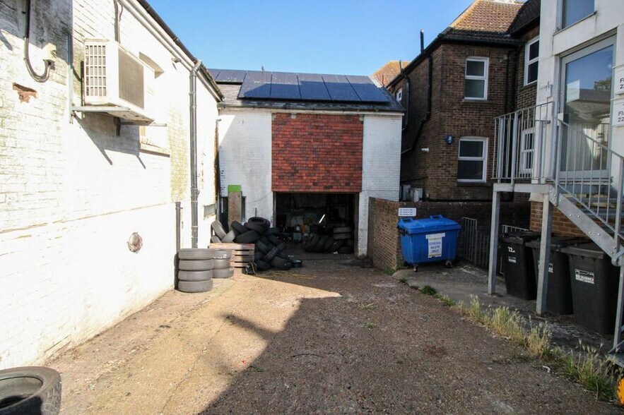 22 Station Rd, Burgess Hill à vendre - Photo du bâtiment - Image 2 de 11