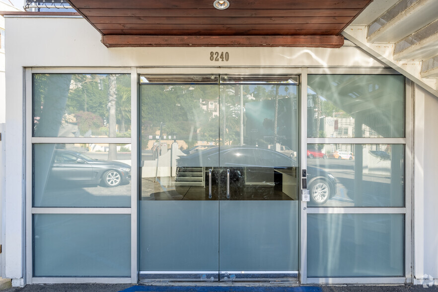 8240 W Sunset Blvd, West Hollywood, CA for lease - Building Photo - Image 2 of 8