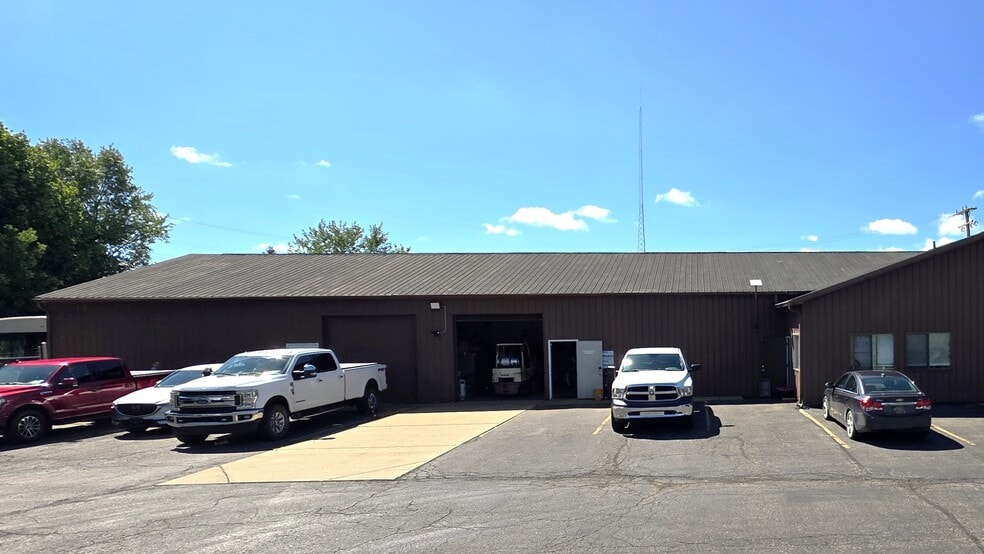 1321-1325 Grand Oaks Dr, Howell, MI for lease - Building Photo - Image 3 of 9