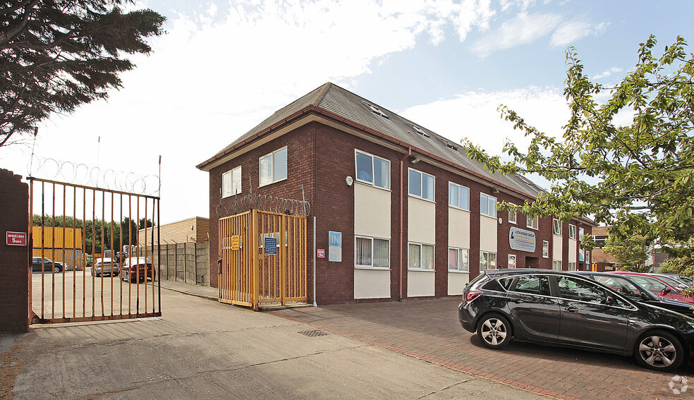 Bridle Way, Bootle for lease - Primary Photo - Image 1 of 3