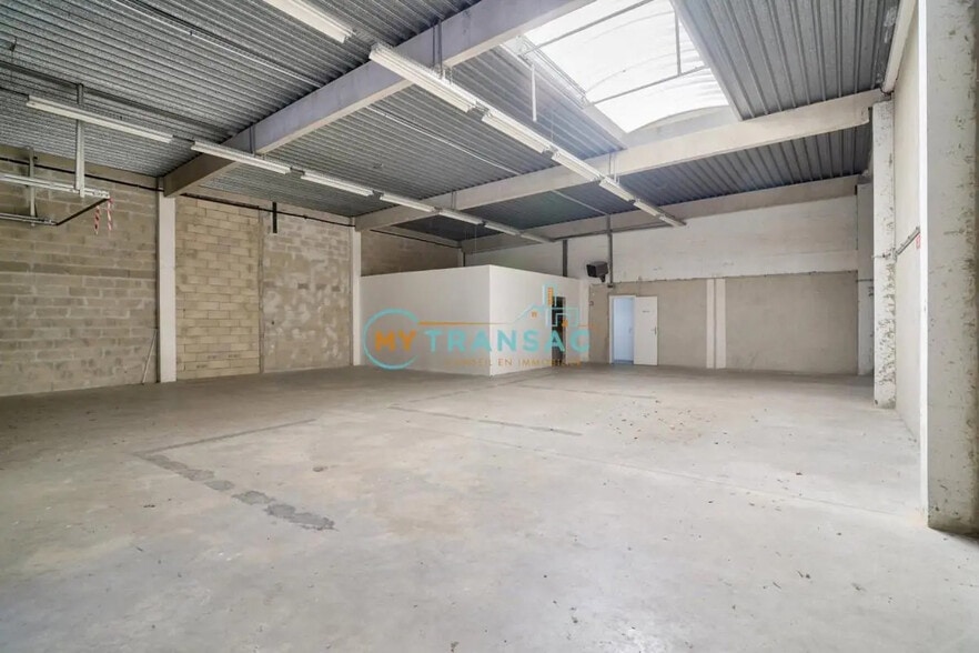 Flex in Lognes for lease - Interior Photo - Image 1 of 11