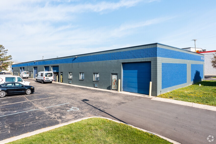 8201-8227 Ronda Dr, Canton, MI for lease - Building Photo - Image 3 of 5