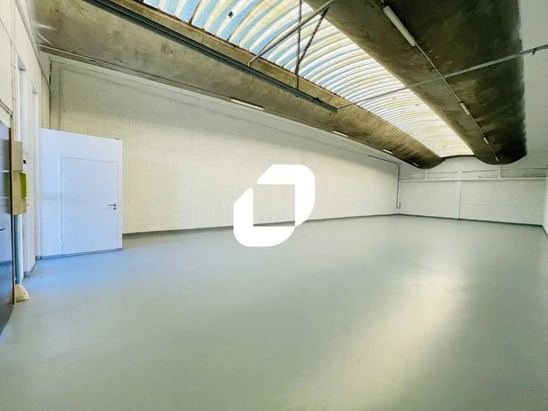 Flex in Saint-Priest for lease Building Photo- Image 1 of 8