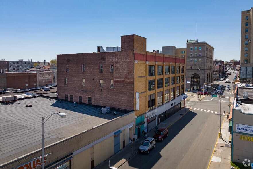 656-662 Main Ave, Passaic, NJ à louer - Photo du bâtiment - Image 3 de 5