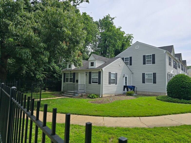 2521 Kent Town Pl, Landover, MD for sale - Primary Photo - Image 1 of 1