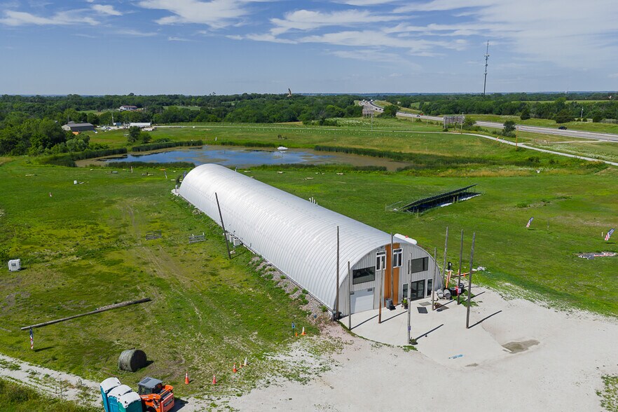 24305 Loring Rd, Lawrence, KS à vendre - Photo du bâtiment - Image 3 de 52