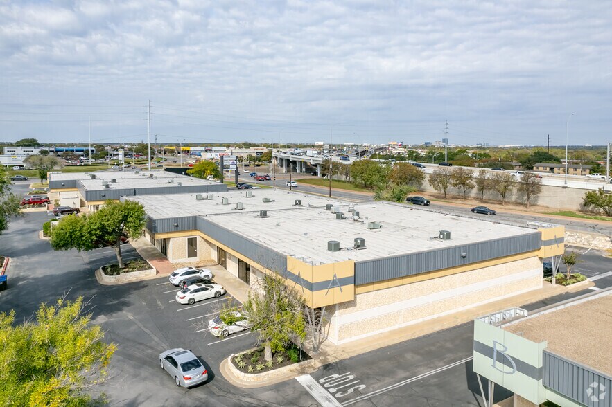 7801 N Lamar Blvd, Austin, TX à louer - Photo du bâtiment - Image 3 de 18