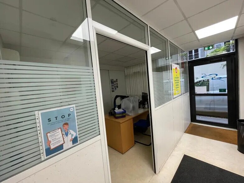Office in Vincennes for sale - Interior Photo - Image 1 of 5
