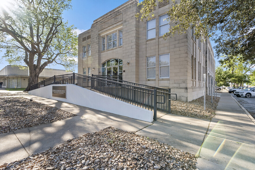 111 E 27th St, Bryan, TX for lease - Building Photo - Image 1 of 6