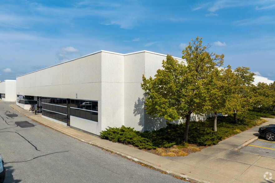 121 Granton Dr, Richmond Hill, ON for lease - Building Photo - Image 3 of 3