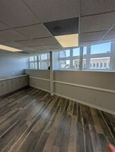 1893 Sheridan Rd, Highland Park, IL for lease Interior Photo- Image 1 of 3