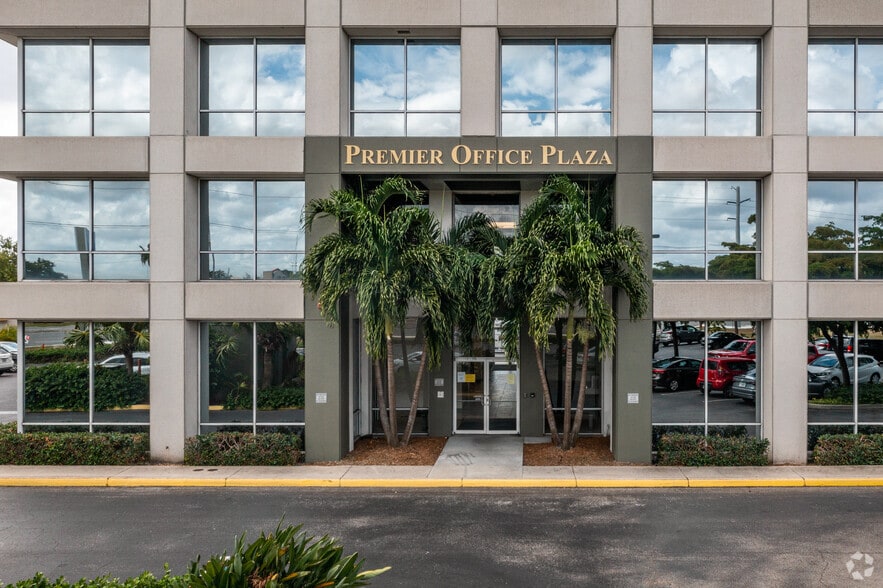 1777 Tamiami Trl, Port Charlotte, FL à louer - Photo du bâtiment - Image 3 de 9