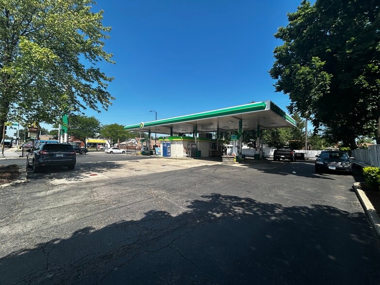 6350 W Montrose Ave, Chicago, IL for sale - Building Photo - Image 3 of 9