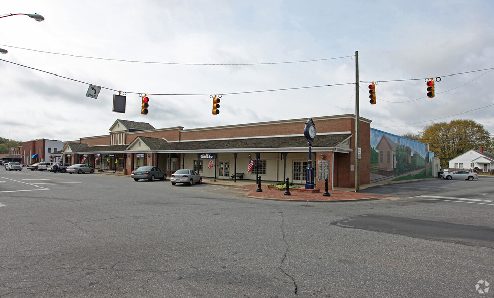 100-112 S Main St, Stanley, NC à louer - Photo principale - Image 1 de 7