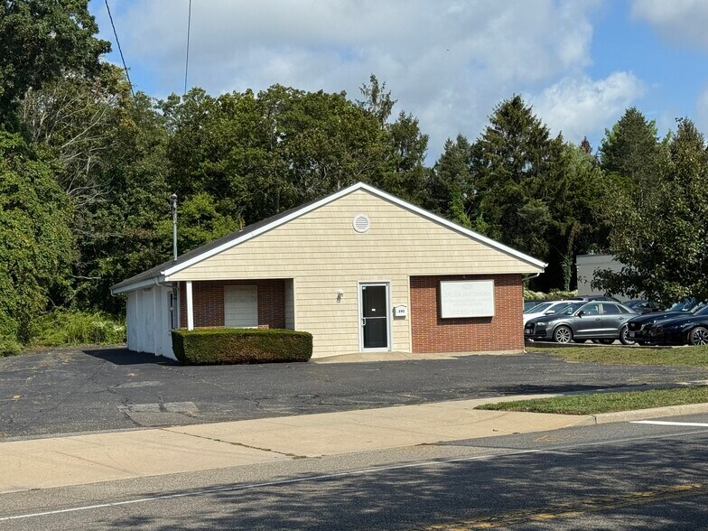 297 W Main St, Sayville, NY à vendre - Photo principale - Image 1 de 7
