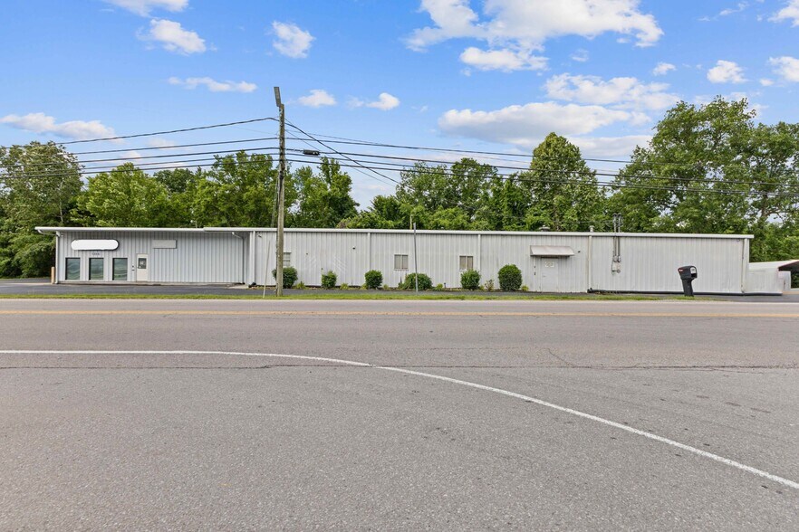 1094 N Main St, Ashland City, TN à vendre - Photo du bâtiment - Image 1 de 32
