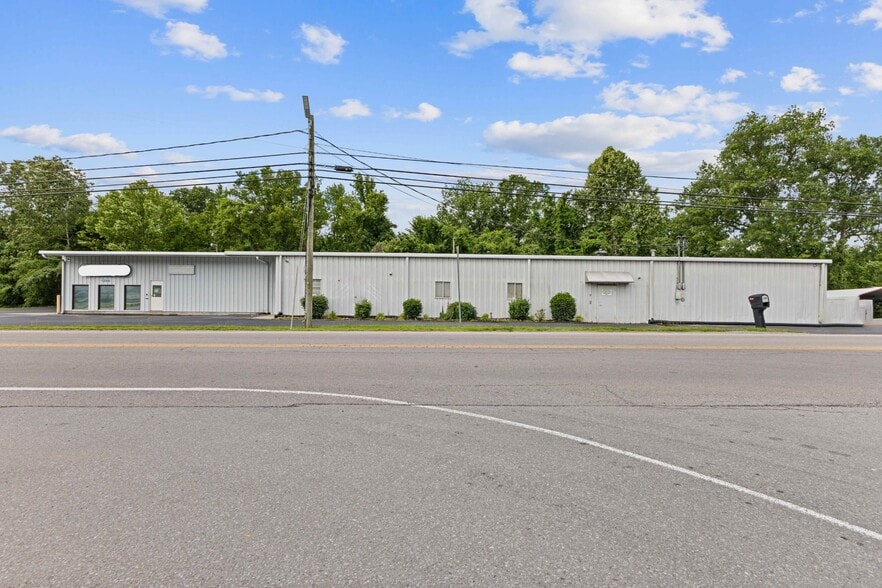 1094 N Main St, Ashland City, TN à vendre - Photo du bâtiment - Image 1 de 32