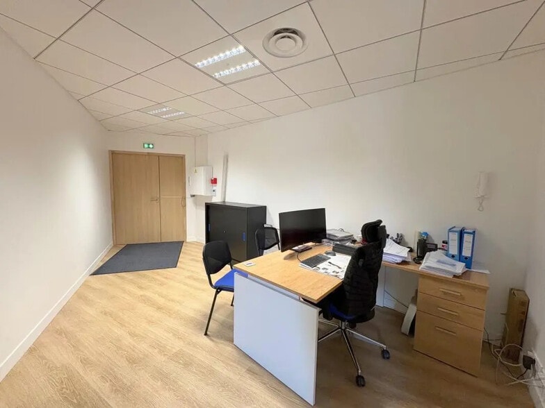 Office in Saint-Germain-en-Laye for lease - Building Photo - Image 2 of 23