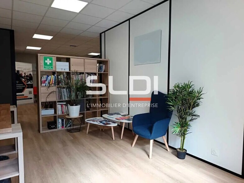 Office in Villeurbanne for lease - Interior Photo - Image 2 of 20