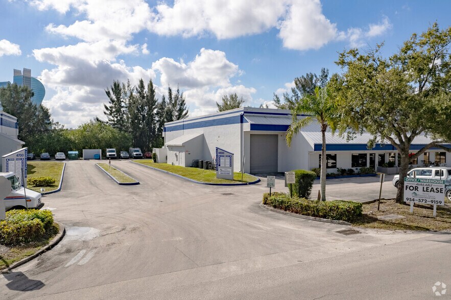 4800 SW 51st St, Davie, FL à louer - Photo du bâtiment - Image 2 de 10