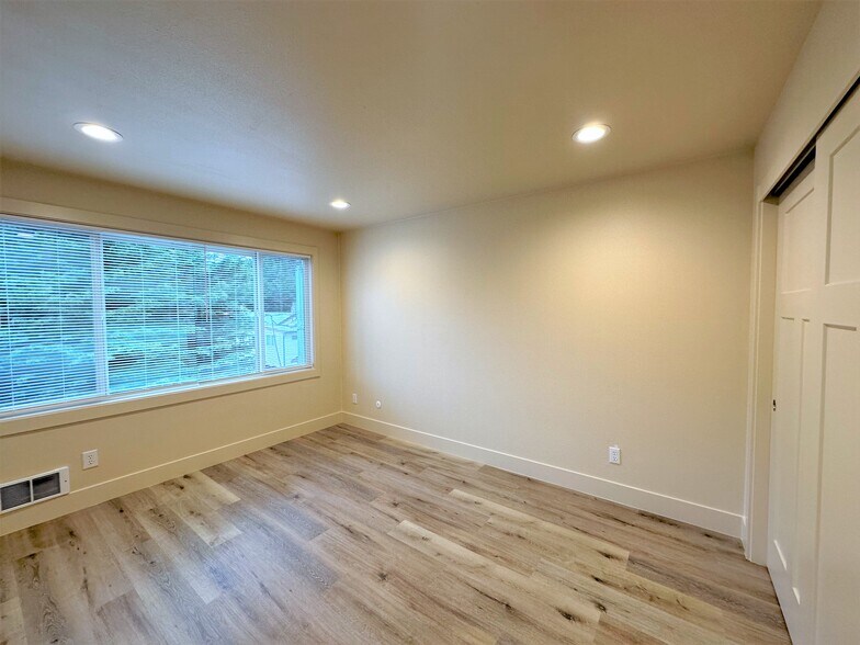 9025 35th Ave SW, Seattle, WA à vendre - Photo du bâtiment - Image 3 de 10