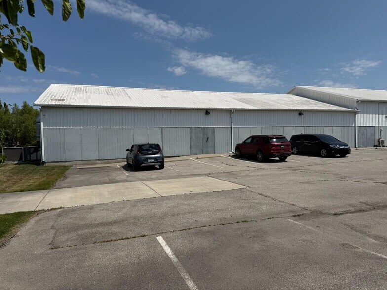 5311 Commerce Cir, Indianapolis, IN à vendre - Photo du bâtiment - Image 3 de 12