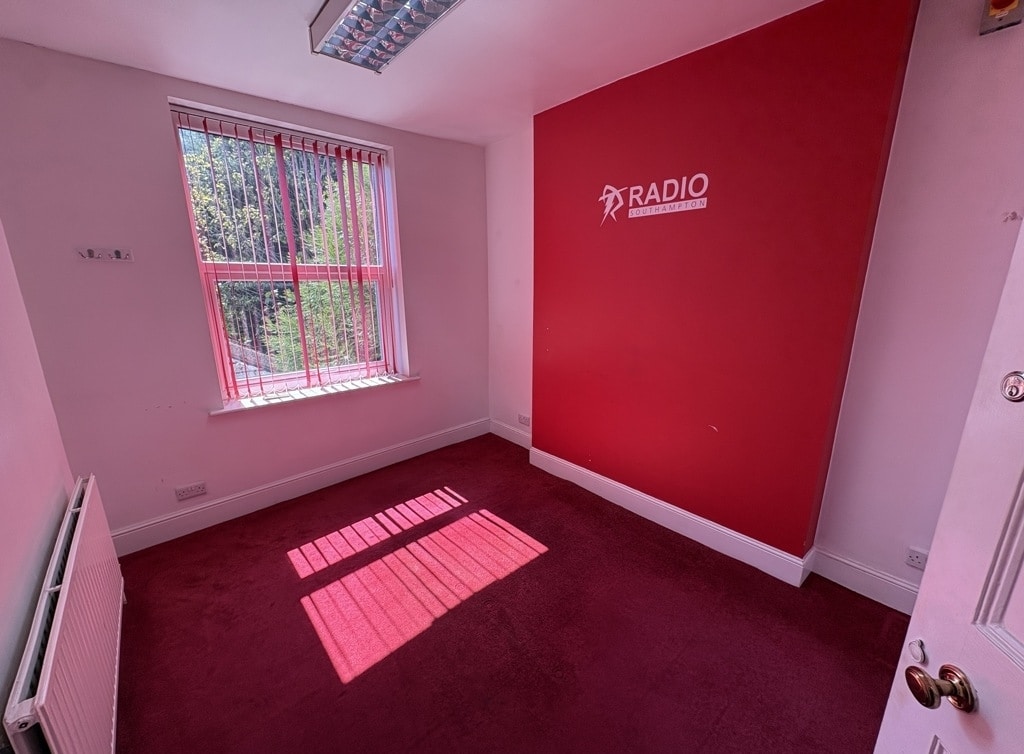 158 Millbrook Rd E, Southampton for lease Interior Photo- Image 1 of 5