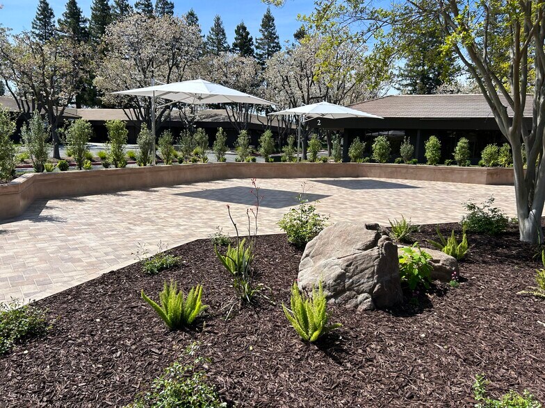12900 Saratoga Ave, Saratoga, CA à louer - Photo du bâtiment - Image 3 de 4