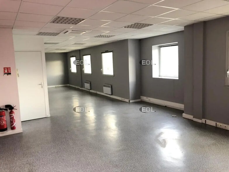 Flex in Saint-Priest for lease - Interior Photo - Image 3 of 15