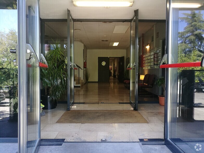 Avenida Fuentemar, 16, Coslada, Madrid à louer - Photo du bâtiment - Image 2 de 25