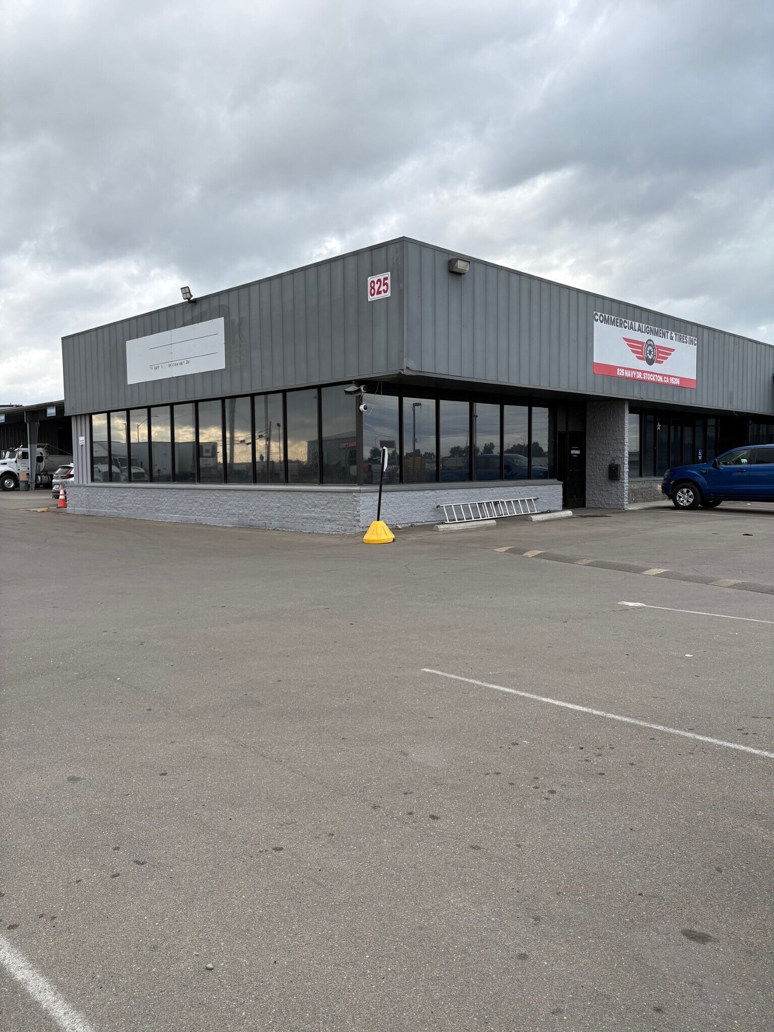 825 Navy Dr, Stockton, CA à louer Photo principale- Image 1 de 3