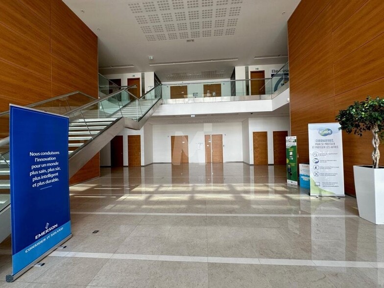 Bureau dans Rungis à louer - Hall d’entrée - Image 2 de 9