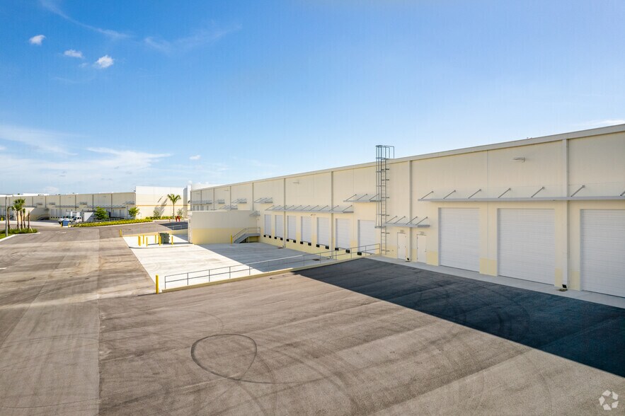 14601 Jetport Loop, Fort Myers, FL à louer - Photo du bâtiment - Image 3 de 5