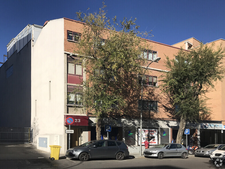 Calle De Julián Camarillo, 23, Madrid, Madrid à louer - Photo du bâtiment - Image 1 de 2