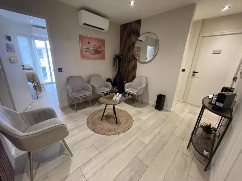 Office in Saint-Laurent-du-Var for lease - Building Photo - Image 3 of 15