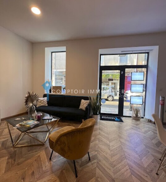Retail in Nimes for lease - Interior Photo - Image 2 of 3
