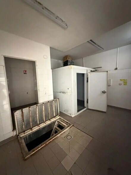 Retail in Paris for lease - Building Photo - Image 2 of 6