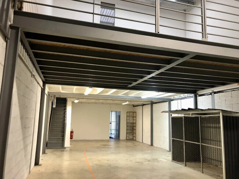 Flex in Saint-Jean-d'Illac for lease - Interior Photo - Image 1 of 8