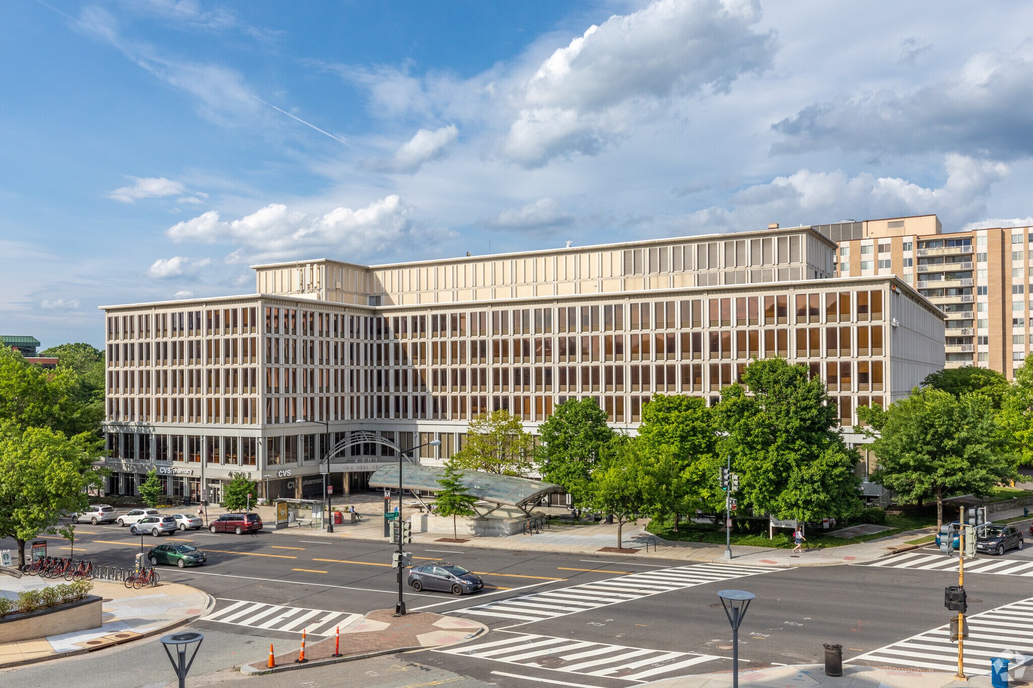 4301 Connecticut Ave NW, Washington, DC à louer Photo du bâtiment- Image 1 de 9