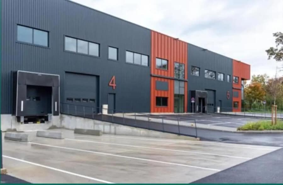 Office in SAINT-OUEN-L'AUMONE for lease - Building Photo - Image 2 of 10