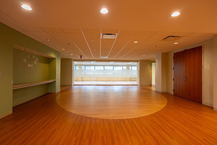 20255 Victor Pky, Livonia, MI à louer - Photo du bâtiment - Image 3 de 29